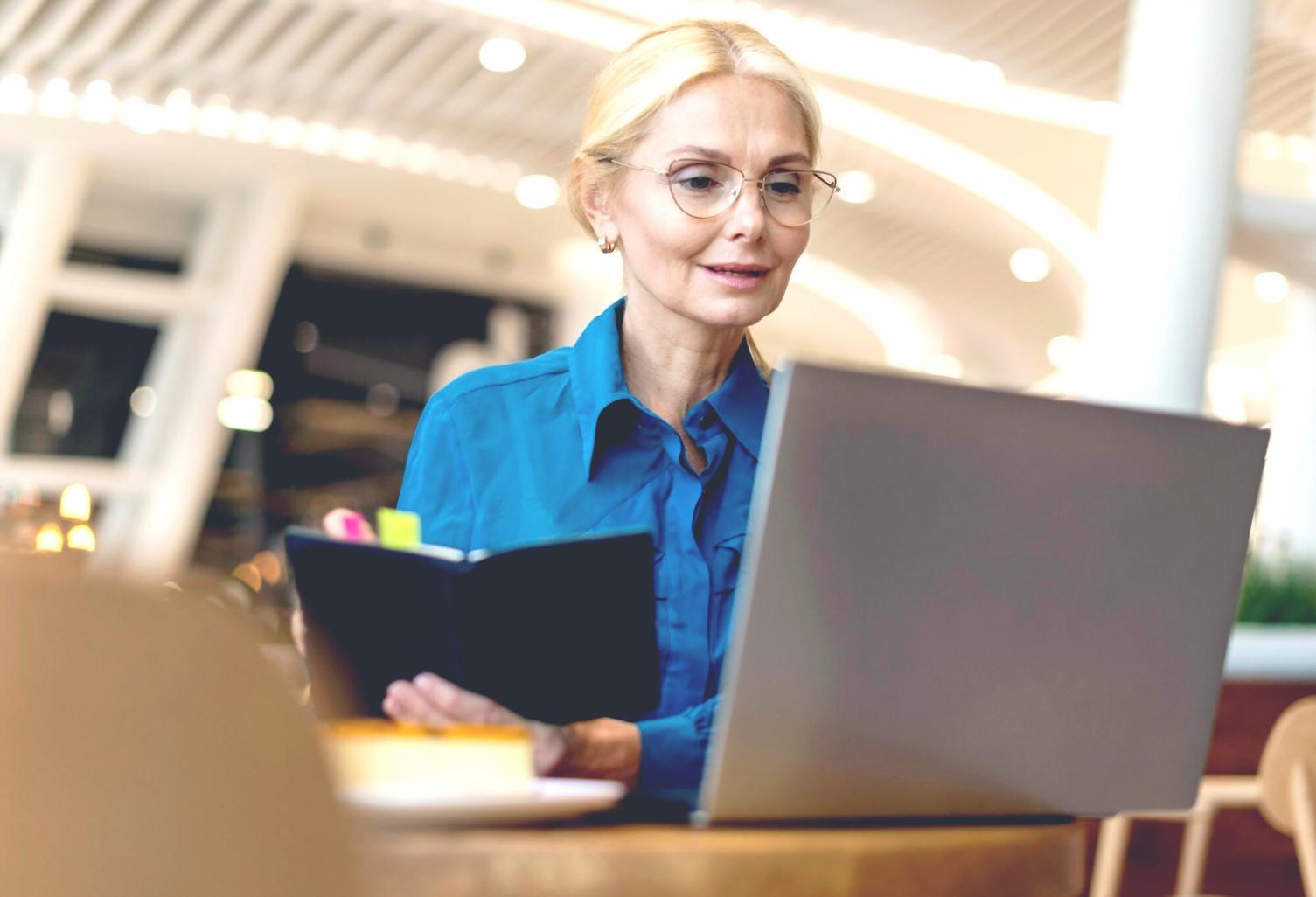 Team bei der Besprechung im Büro